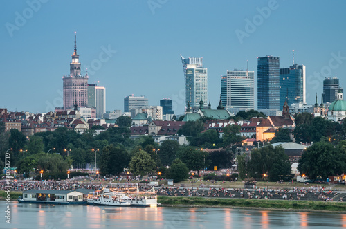Zdjęcie XXL Wieczorna panorama warszawskiego nabrzeża i centrum miasta
