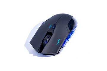 Black computer gaming mouse on white background. Mouse per computer wireless sfondo bianco