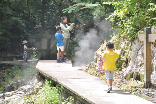鬼首温泉 地獄谷 温泉 川 紫地獄 間欠泉 木道 ハイキング 家族 子供たち Stock Photo Adobe Stock 鬼首温泉 地獄谷 温泉 川 紫地獄 間欠泉 木道 ハイキング 家族 子供たち Stock Photo Adobe Stock