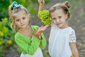 Children with fruit 