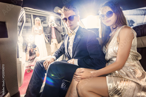 Fotomural Celebrity couple in a limousine
