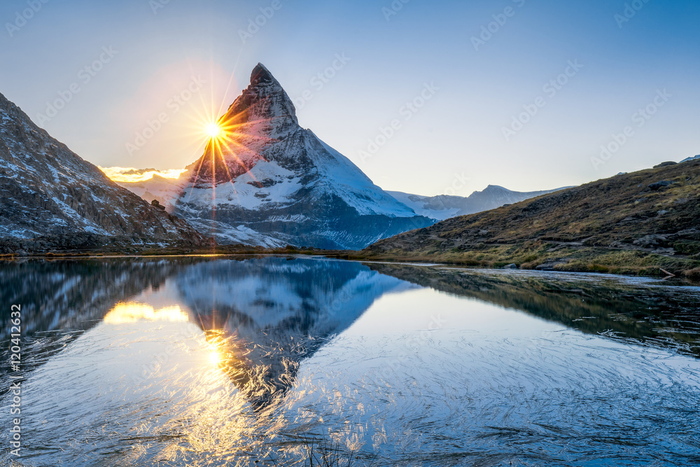 Riffelsee und Matterhorn in den Schweizer Alpen - obrazy, fototapety, plakaty 
