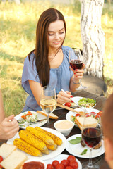 Poster - Friends eating on picnic