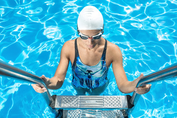 Wall Mural - Athletic girl in the swim pool