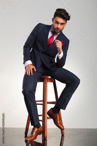 Fotomural Hombre de negocios serio en elegante traje de sostén doble breasted