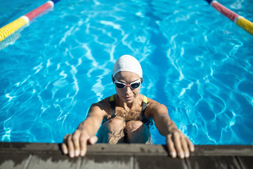 Wall Mural - Sportive girl in the swim pool