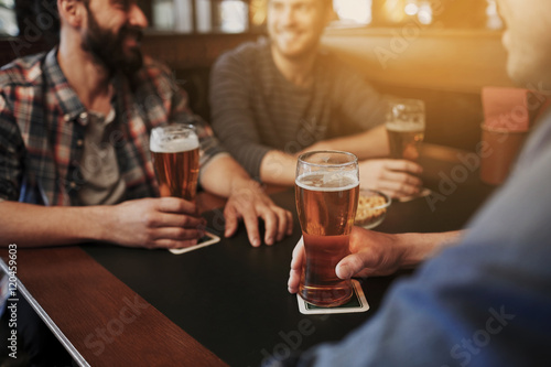 Fotografie, Obraz happy male friends drinking beer at bar or pub