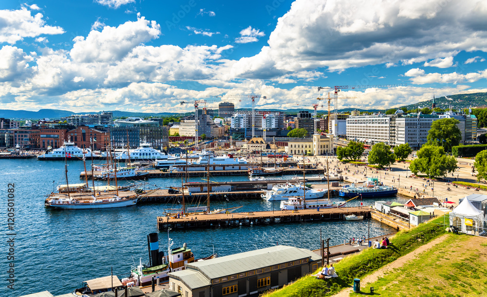 Obraz na płótnie Oslo harbour with boats and yachts near the City Hall Square w salonie