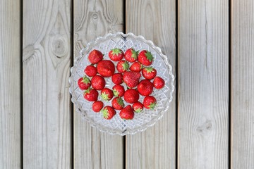 Wall Mural - Fresh strawberries in a plate