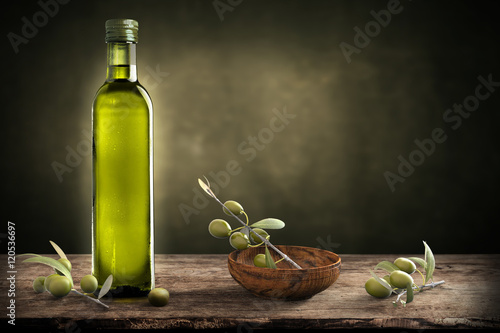 Fotografía Bottle of oil with olive branch