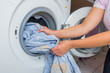 © Racle Fotodesign - hausfrau befüllt die waschmaschine