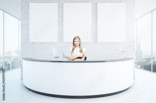 Fotomural Cheerful woman at reception desk