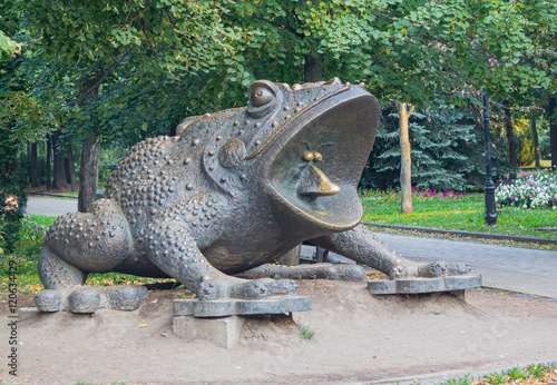 Fotografie, Obraz Bronze statue of a Giant toad in Kreschatyj Park. Kiev, Ukraine.