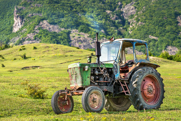 Fototapete - Old rusted tractor parked in nature.