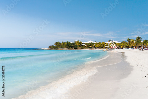 Photo Tourists relax on Varadero sandy beach. Cuba.