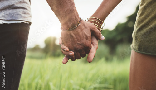Cuadros en Lienzo Young couple holding hands in the field