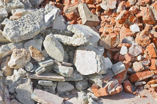 Fotografía Concrete and brick rubble debris on construction site