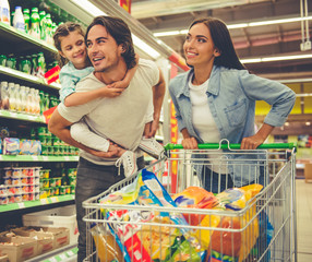 Wall Mural - Family in the supermarket