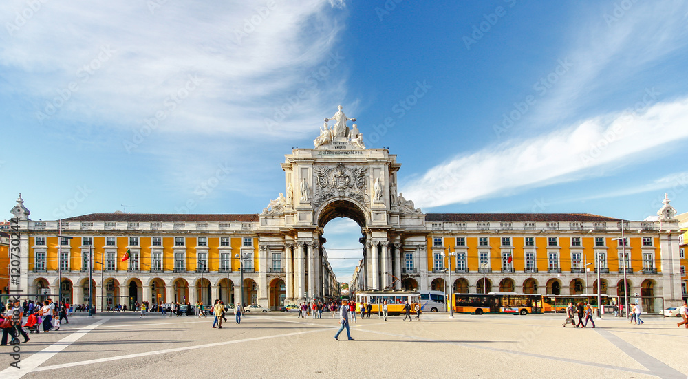 Obraz na płótnie LISBON,PORTUGAL - OCTOBER 12,2012 : Famous arch at the Praca do w salonie
