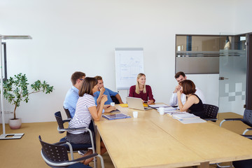 Poster - mitarbeiter in einer besprechung im konferenzraum