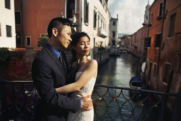 Wall Mural - Newlyweds couple walking in Venice