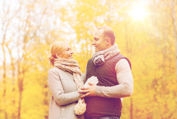 Canvas Print - smiling couple in autumn park