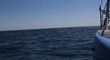 Segelboot fährt im Mittelmeer über Wellen