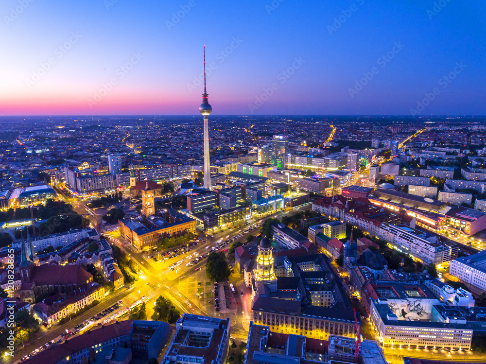 Obraz na płótnie The Television Tower in Berlin at night w salonie