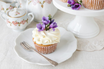 cupcakes with purple edible flowers for tea party