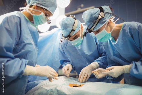 Fotografía Surgeons performing operation in operation room