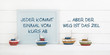 Maritimer Holz Hintergrund mit Segelbooten und dem Text: Der Weg ist das Ziel als Dekoration, mit Spruch in Blau und Türkis.