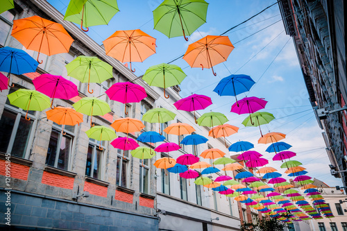 Photographie Parapluie suspendus au dessus de la rue
