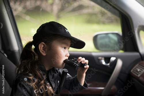 車の中で張り込みをする警察の衣装を着た女の子 Stock 写真 Adobe Stock