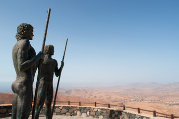 Fuerteventura, Isole Canarie: le statue di bronzo di Guize e Ayose, i Re dell'antica Fuerteventura prima della conquista del 1402, al belvedere Mirador Corrales de Guize il 30 agosto 2016 