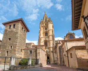 Wall Mural - Santa Basílica Catedral de San Salvador de Oviedo Kirche Spanien Nordspanien Asturien (Asturias) Plaza de Alfonso II el Casto