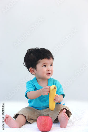 リンゴとバナナで遊ぶ赤ちゃん 月齢13ヶ月 乳児 Stock Photo Adobe Stock リンゴとバナナで遊ぶ赤ちゃん 月齢13ヶ月 乳児 Stock Photo Adobe Stock