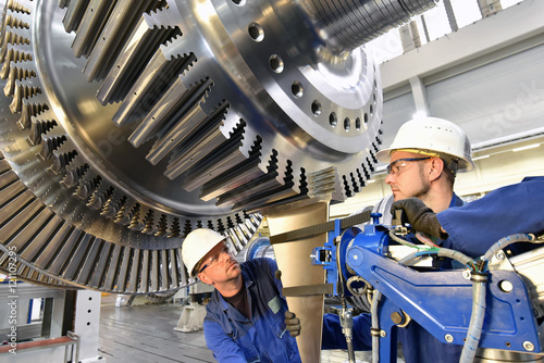 Montage von High Tech Maschinenbau - Arbeiter montieren eine Turbine // Installation of high-tech engineering - Workers assemble a turbine