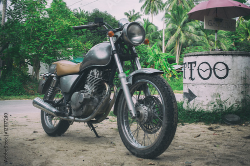 zabytkowy-motocykl-w-stylu-vintage-w-swietnym-stanie-krajobraz-tropikalny