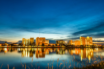 Canvas Print - city at night with reflection of skyline in the lake