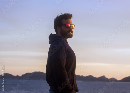 chico con gafas de sol