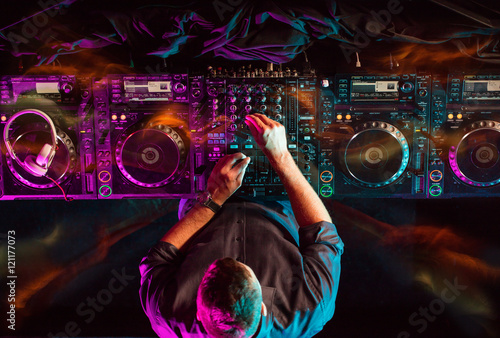 Plakat Charyzmatyczny disc jockey na gramofonie. DJ gra na najlepszych, znanych odtwarzaczach CD w nocnym klubie podczas imprezy. EDM, koncepcja party.