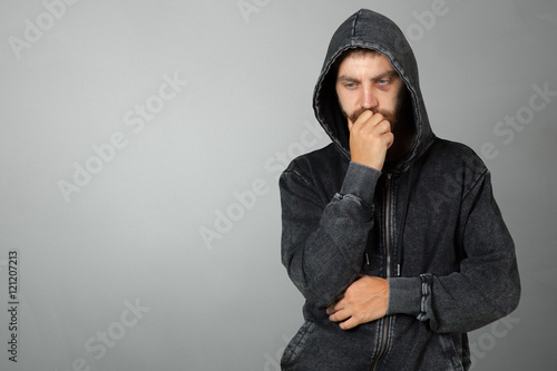 Photo  man in the hood or hooligan