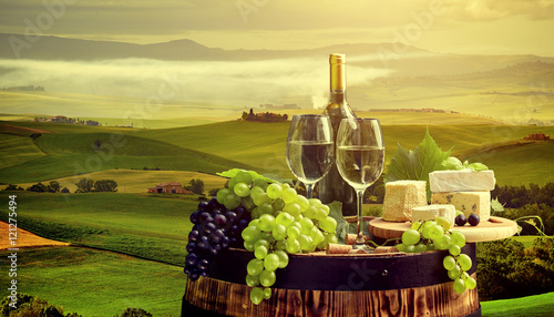 Dekoracja na wymiar  biale-wino-z-beczka-na-winnicy-w-chianti-toskania-wlochy