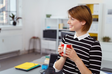 Poster - frau macht eine pause am arbeitsplatz