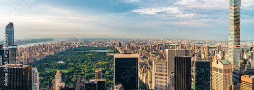 Fotografía Panorama cityscape view on Central Park, New York, seen from the Rockefeller building Top of the Rocks before summer sunset