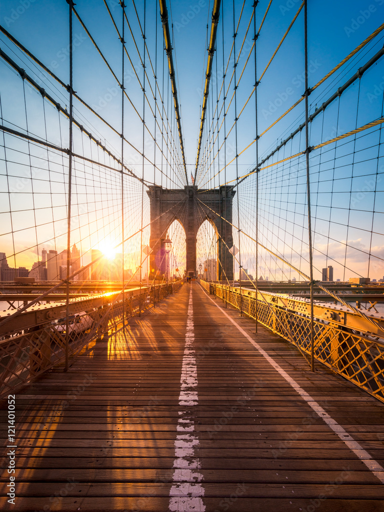 Brooklyn Bridge in New York im Sonnenlicht - obrazy, fototapety, plakaty 