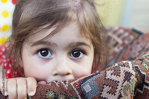 Fotomural Portrait of cute sad little girl