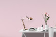 Modernes Wohnen - Schreibtisch mit femininer Deko in angesagten Farben - Textfreiraum