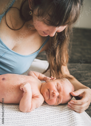 Cuadros en Lienzo Young mother and her newborn baby boy.
