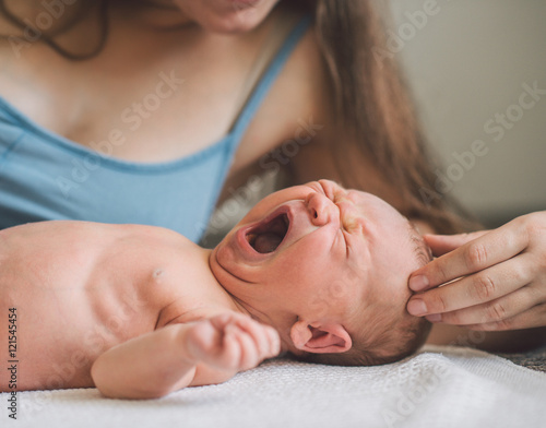 Cuadros en Lienzo Young mother with her newborn baby boy.